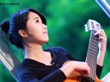 弹吉他的姑娘