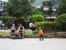 外国女子与中国男孩